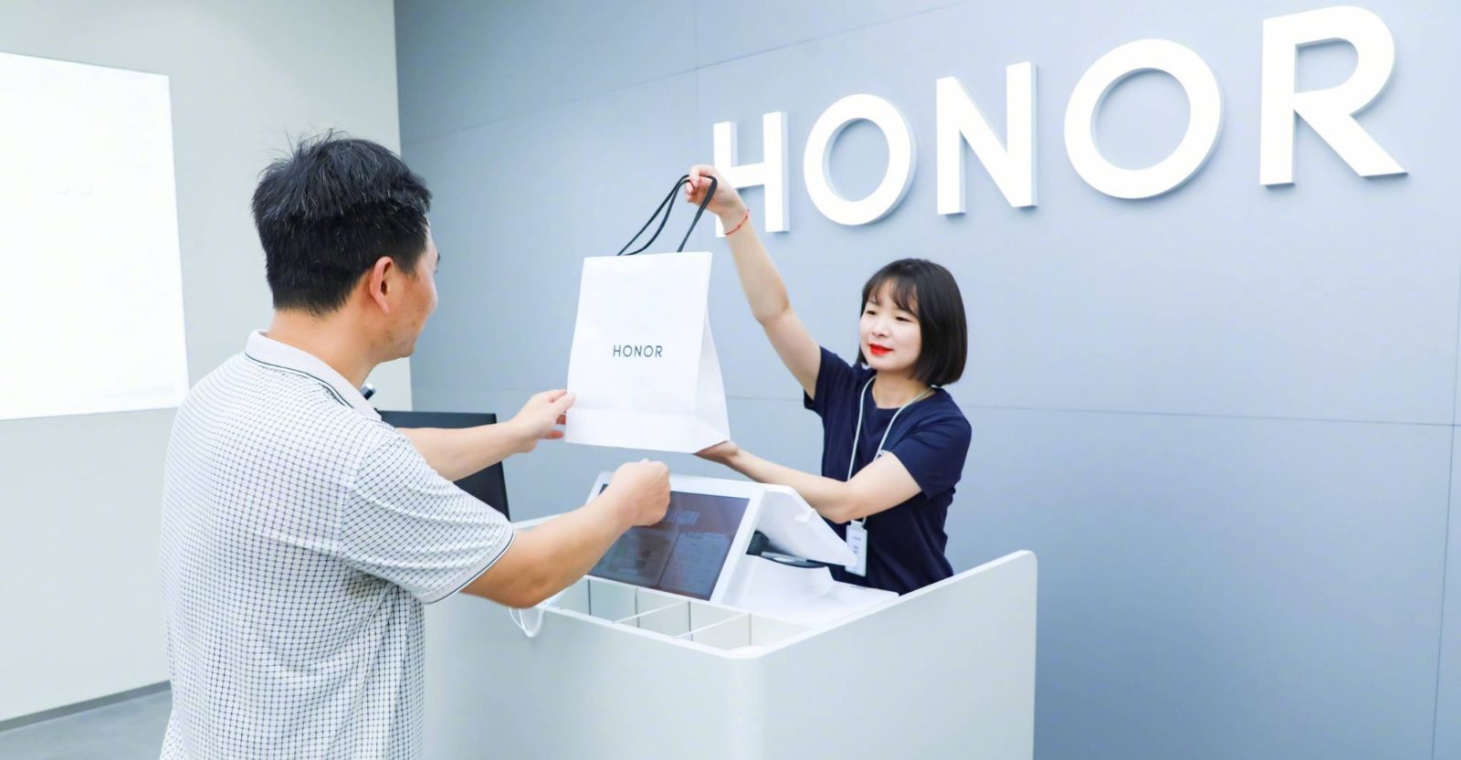 A mobile phone produced every 28.5 seconds Honor Smart Manufacturing Industrial Park unveiled